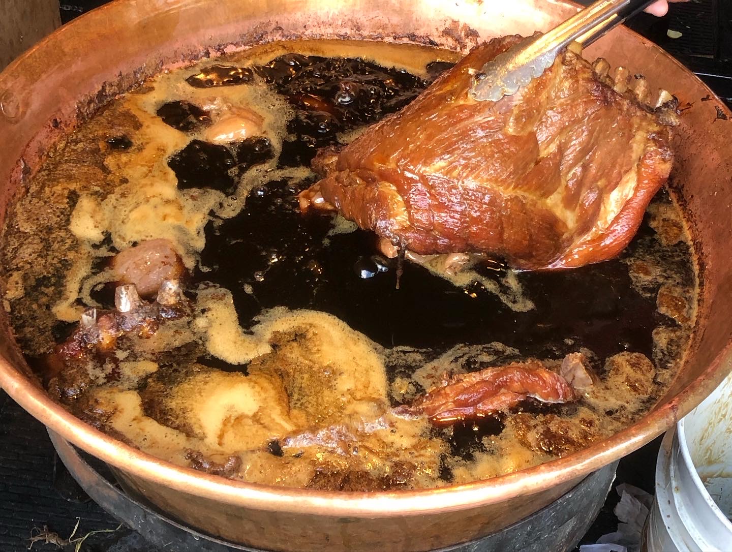 Cazo de cobre cocinando carnitas